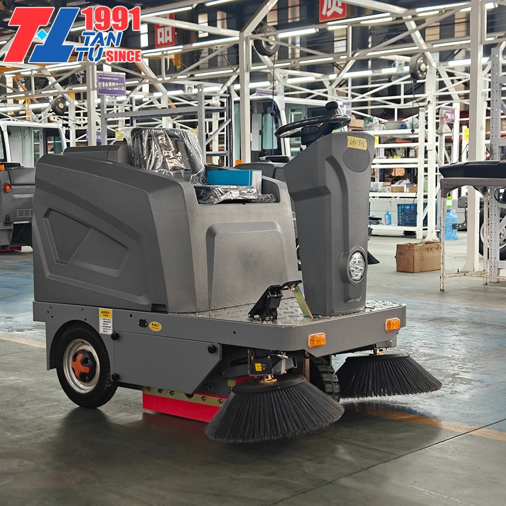Electric Sweeper image 1 Electric Sweeper - 三轮扫地车 (1)